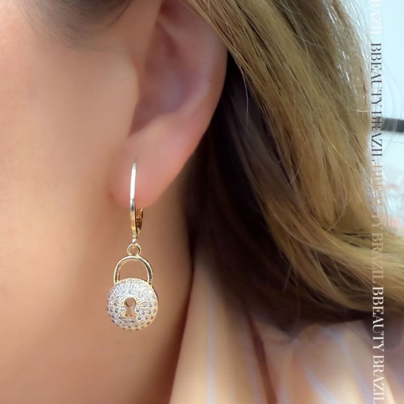 Brinco argola cadeado cravejado