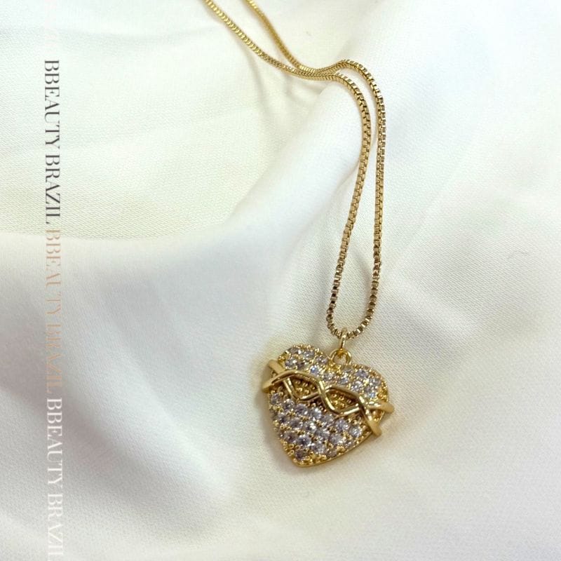 Colar coração enlaçado cravejado em  zircônia