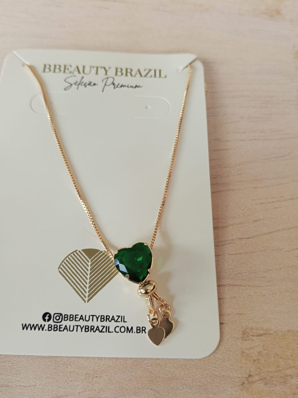 Colar gravata coração esmeralda em ouro
