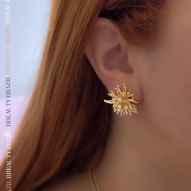 Brinco flor coral cravejada em ouro