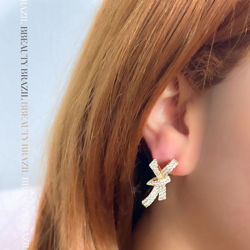 Brinco laço fita cravejado de zircônia