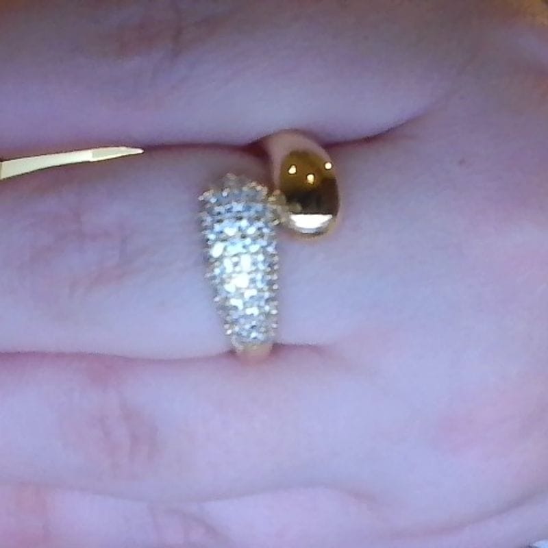 Anel de encontro uma face cravejada em ródio