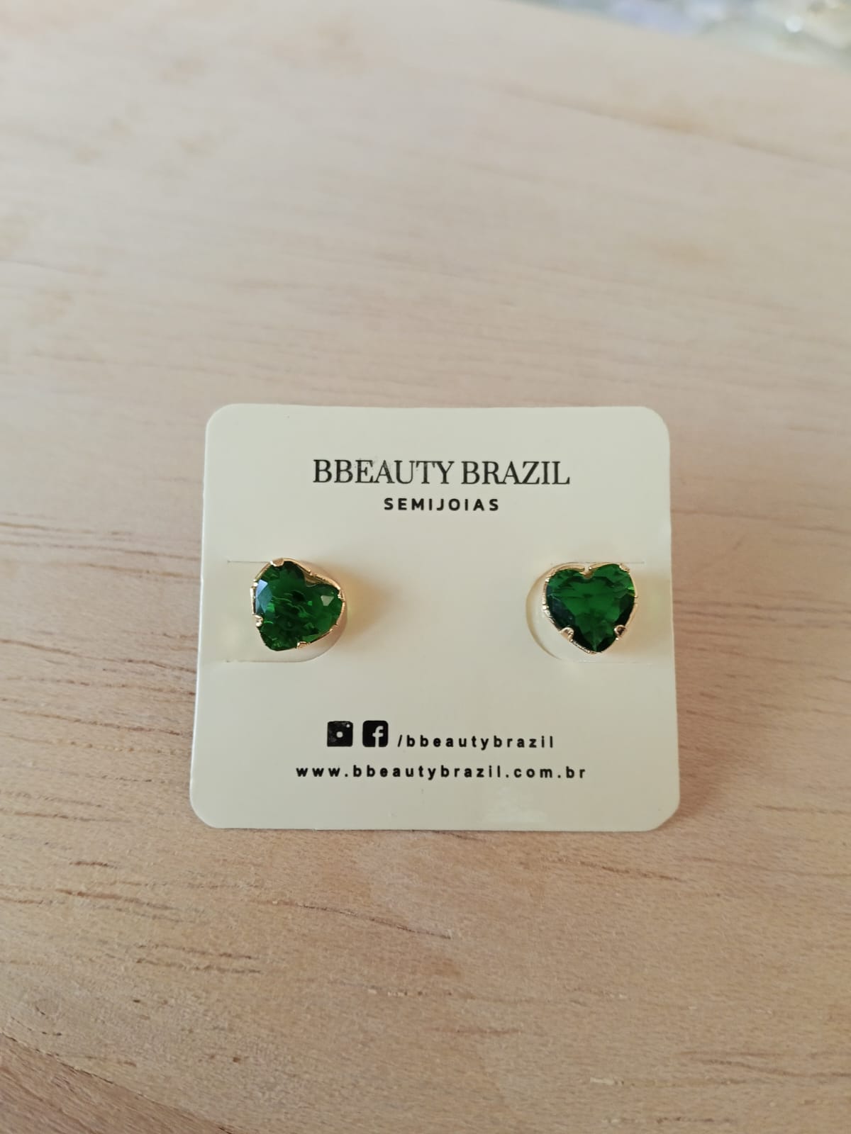 Brinco coração esmeralda em ouro  