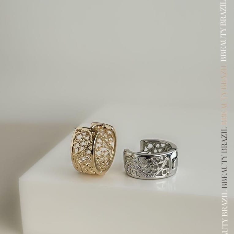 Brinco argola vazada rendada em ouro 