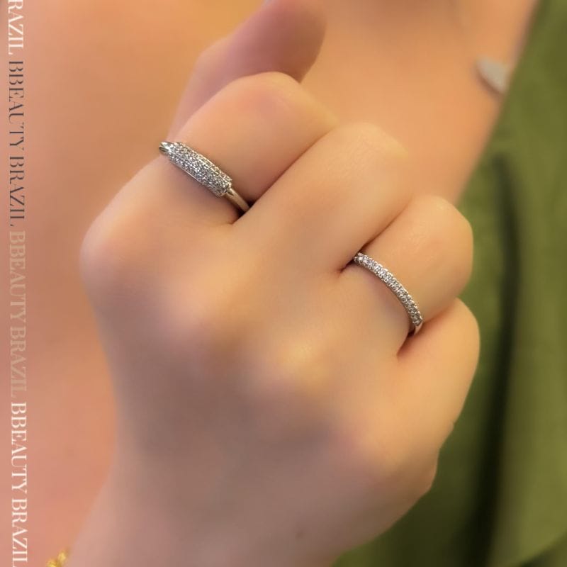 Anel com faixa retangular cravejada