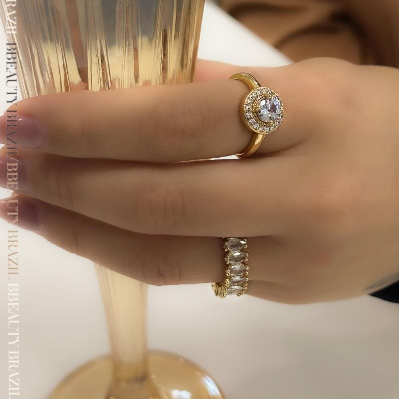 Anel solitário com Borba cravejada em zircônia