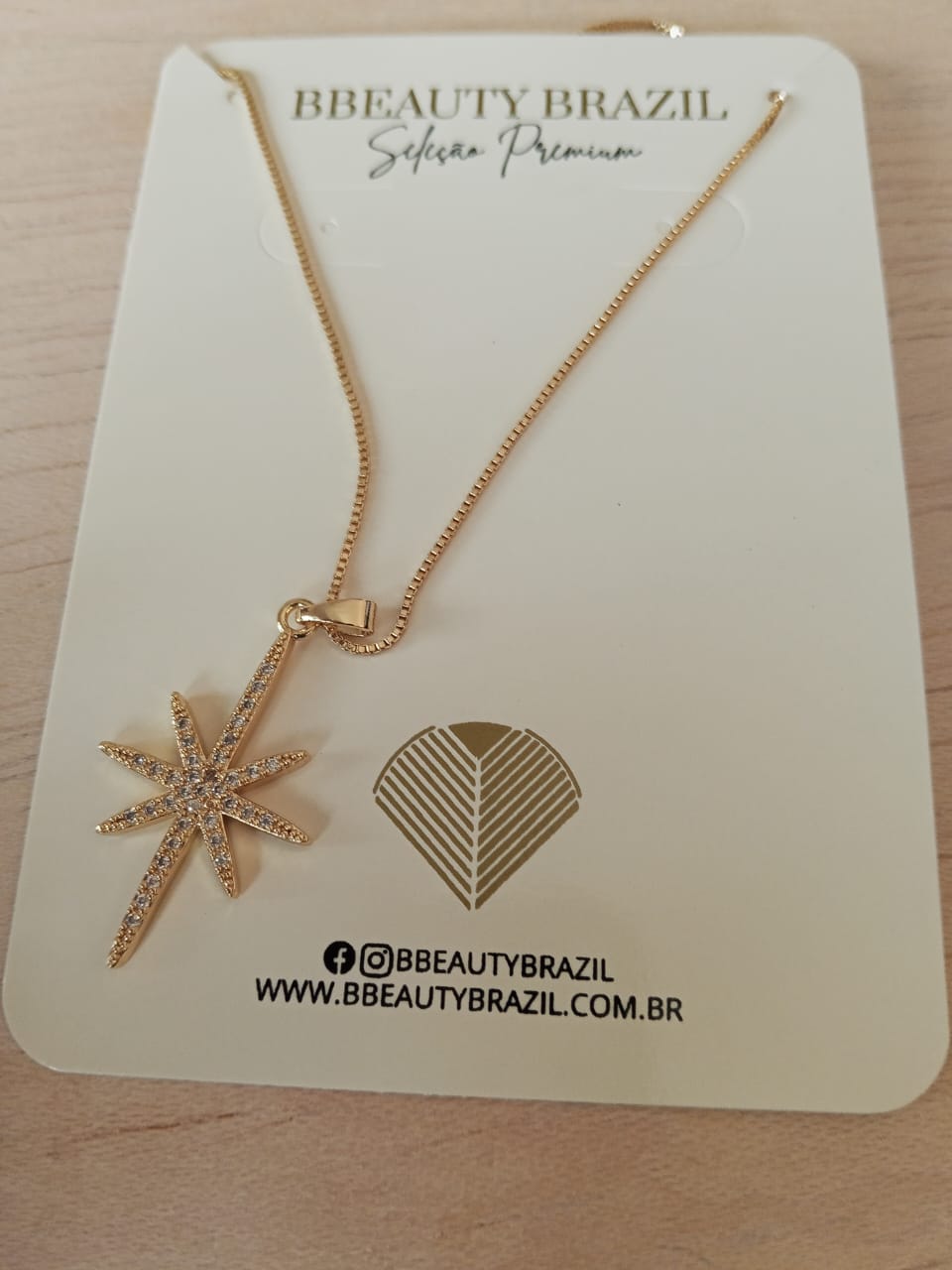 Colar estrel cadente cravejada em zircônia