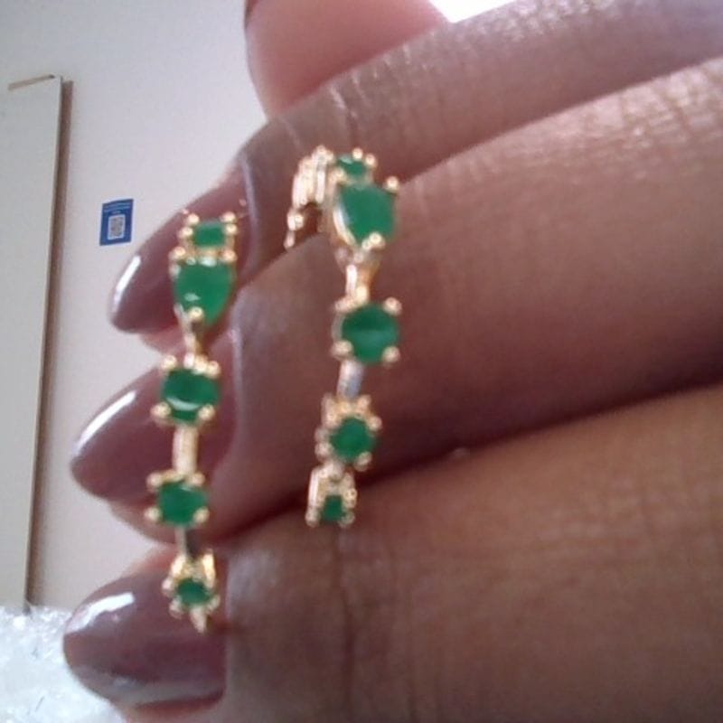 Brinco argola com cristais verdes em ouro